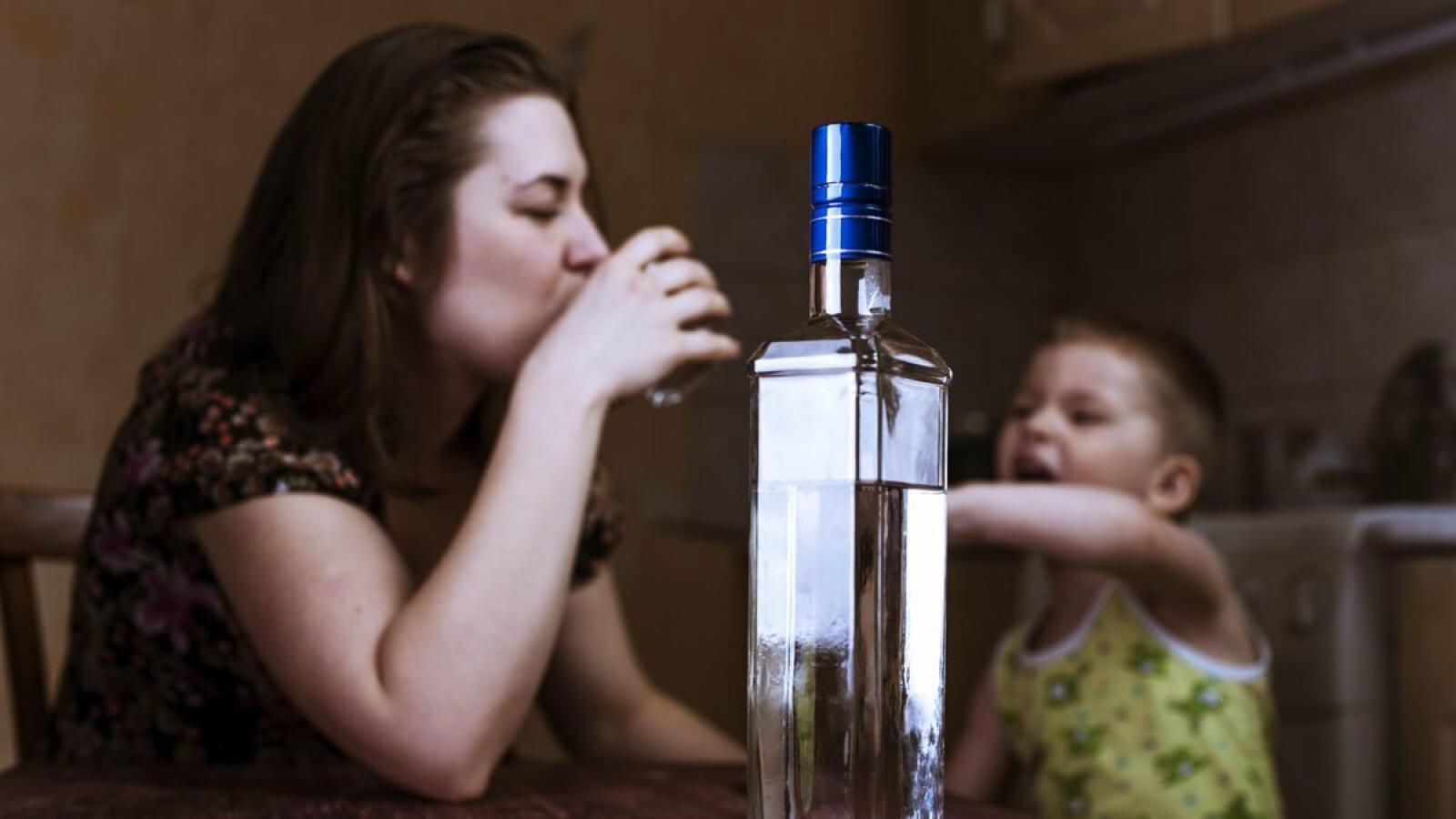 Пьющая мать втягивала ребёнка в преступления