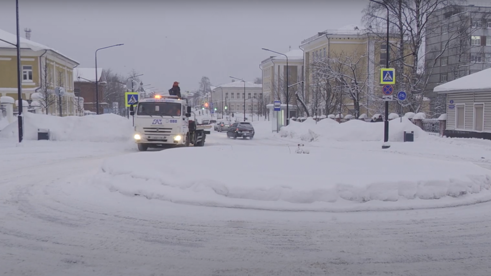 В Череповце эвакуируют машины, мешающие уборке снега